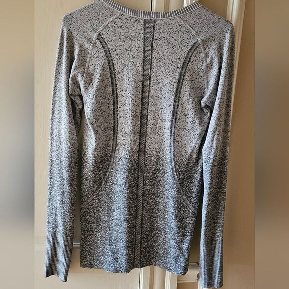 Lulu Swiftly Tech LS Crew. Size 8 - Picture 3 of 6